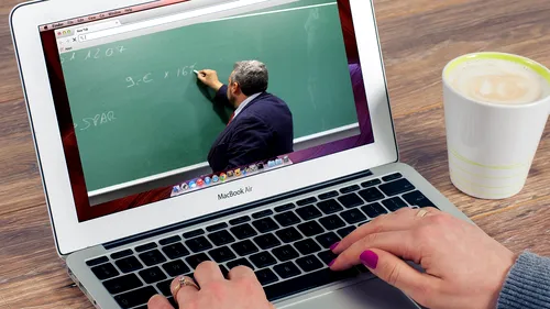 Predarea asincronă, o soluție pentru profesorii care se tem că vor fi înregistrați în timpul cursurilor online. Ce presupune acest stil
