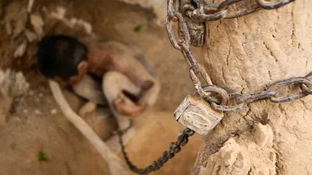 O familie din China își ține fiul nevăzător și cu afecțiuni psihice legat în lanțuri într-o peșteră