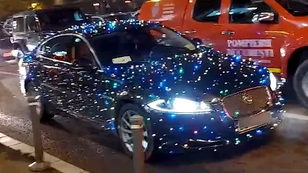 VIDEO. Maşină împodobită ca un brad de Crăciun, pe străzile din București