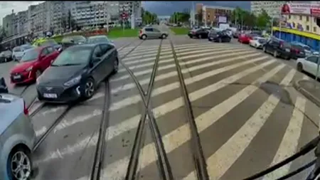 VIDEO. Dialog HALUCINANT într-un tramvai din Iași. O pasageră îi cere vatmanului să încalce regulile de circulație: „Îți arăt eu trafic”