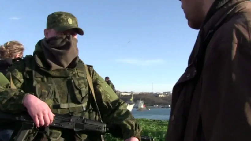 Cum l-a provocat un reporter străin pe un soldat rus. VIDEO