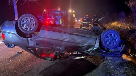 Urmărire ca în filme în Dâmbovița! Un șofer BEAT a fugit de poliție și s-a răsturnat cu mașina