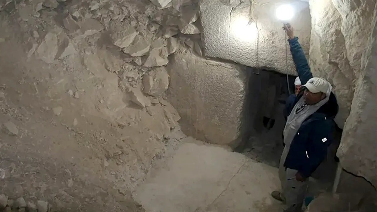 Descoperire IREALĂ într-o piramidă construită în urmă cu 4.400 de ani. Arheologii au fost uluiți când au intrat în coridorul secret
