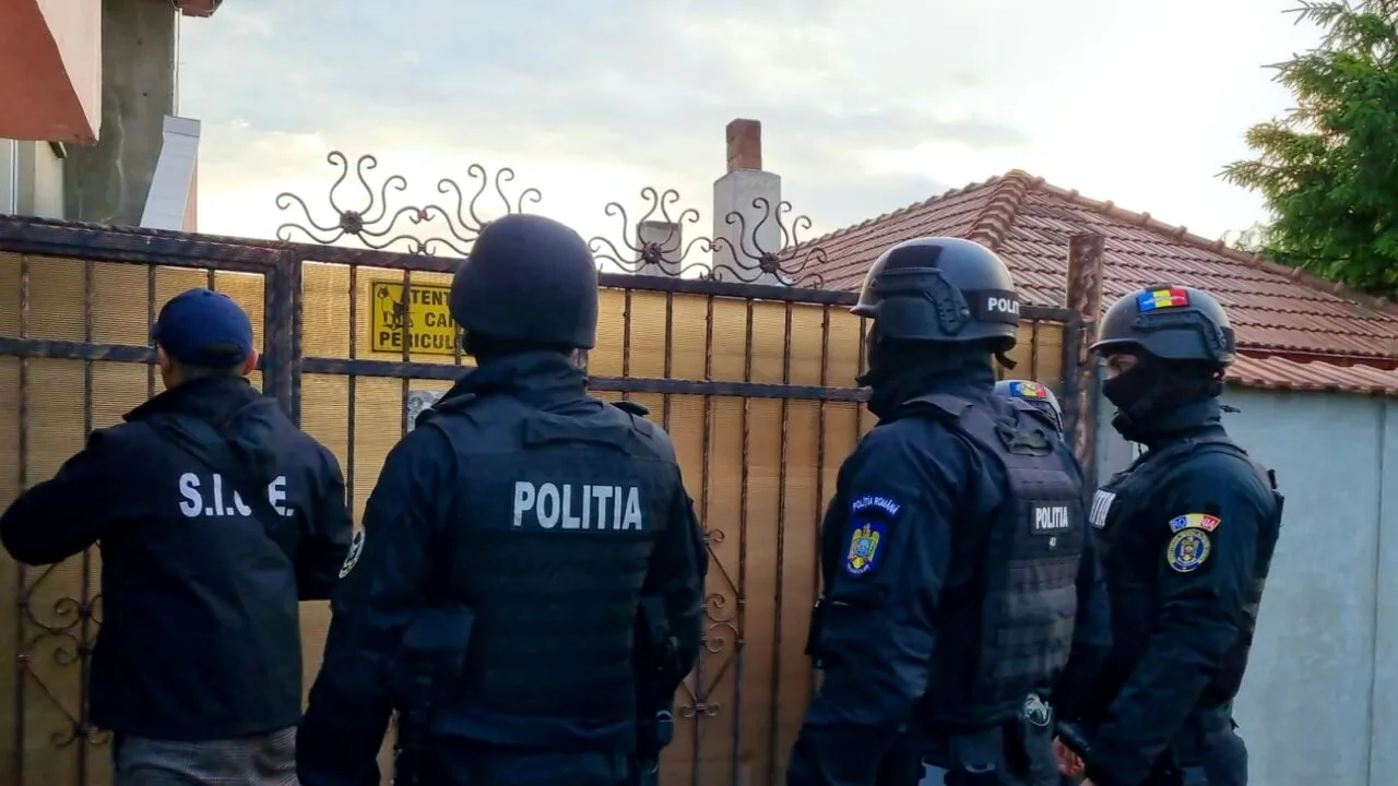Cum au reușit două persoane din Arad să facă BANI pe spinarea angajaților unei firme din Târgoviște, pentru a juca la pariuri sportive