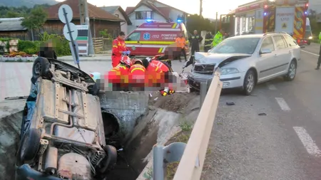 FOTO | Grav accident de circulație în Bistrița: Șapte persoane, între care doi copii, au ajuns la spital / Una dintre victime a fost resuscitată