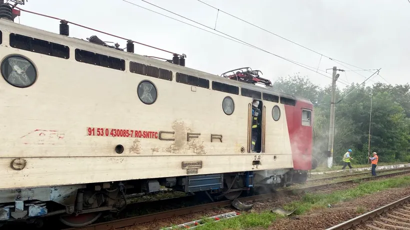 Locomotiva trenului Iaşi-Bacău a luat foc în Gara Sârca, din județul Iași. Circulația feroviară a fost întreruptă zeci de minute (FOTO)