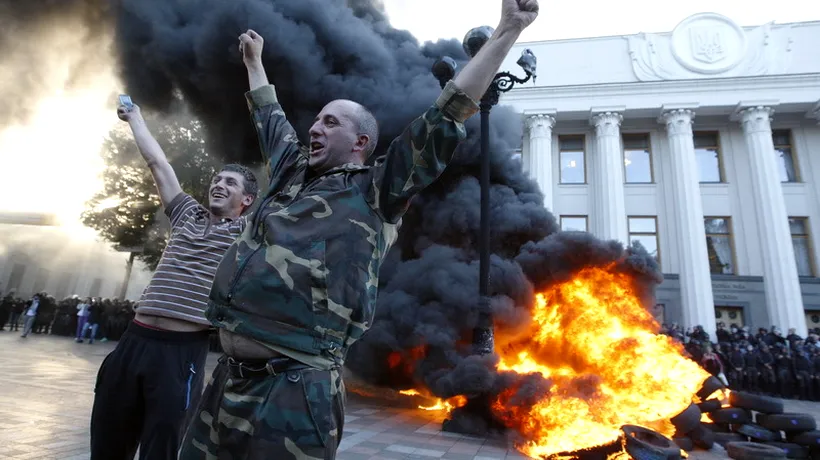 Ciocniri între manifestanți și poliție în fața Parlamentului de la Kiev