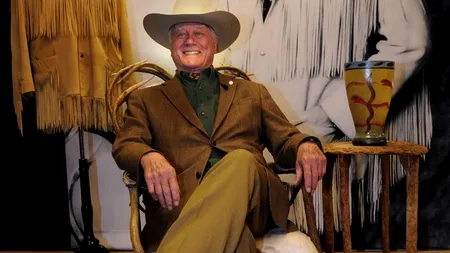 DALLAS 2012. Ipostaza în care apar J.R. Ewing, Sue Ellen și Bobby Ewing pe afișul serialului. VIDEO