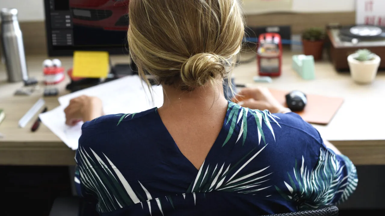 Profesoară acuzată că și-a ÎNJURAT elevii și a dansat „Macarena” în timpul orei, fiind sub influența alcoolului