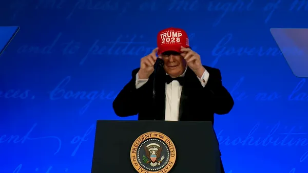 Donald Trump și-a anunțat candidatura „pentru al patrulea mandat” la dineul Corespondenților de la Casa Albă. La ce s-a referit președintele