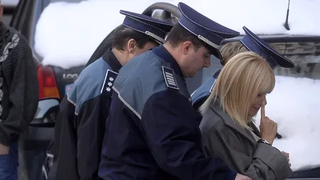 Elena Udrea a repetat GESTUL din Parlament, în timp ce era dusă cu cătușe la instanța supremă