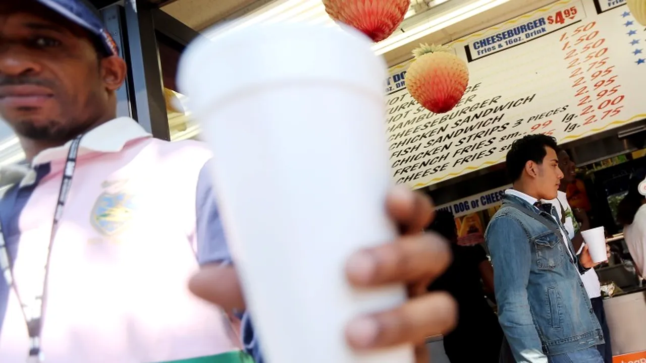 Planul lui Bloomberg de a interzice sucurile XXL în New York, blocat în instanță