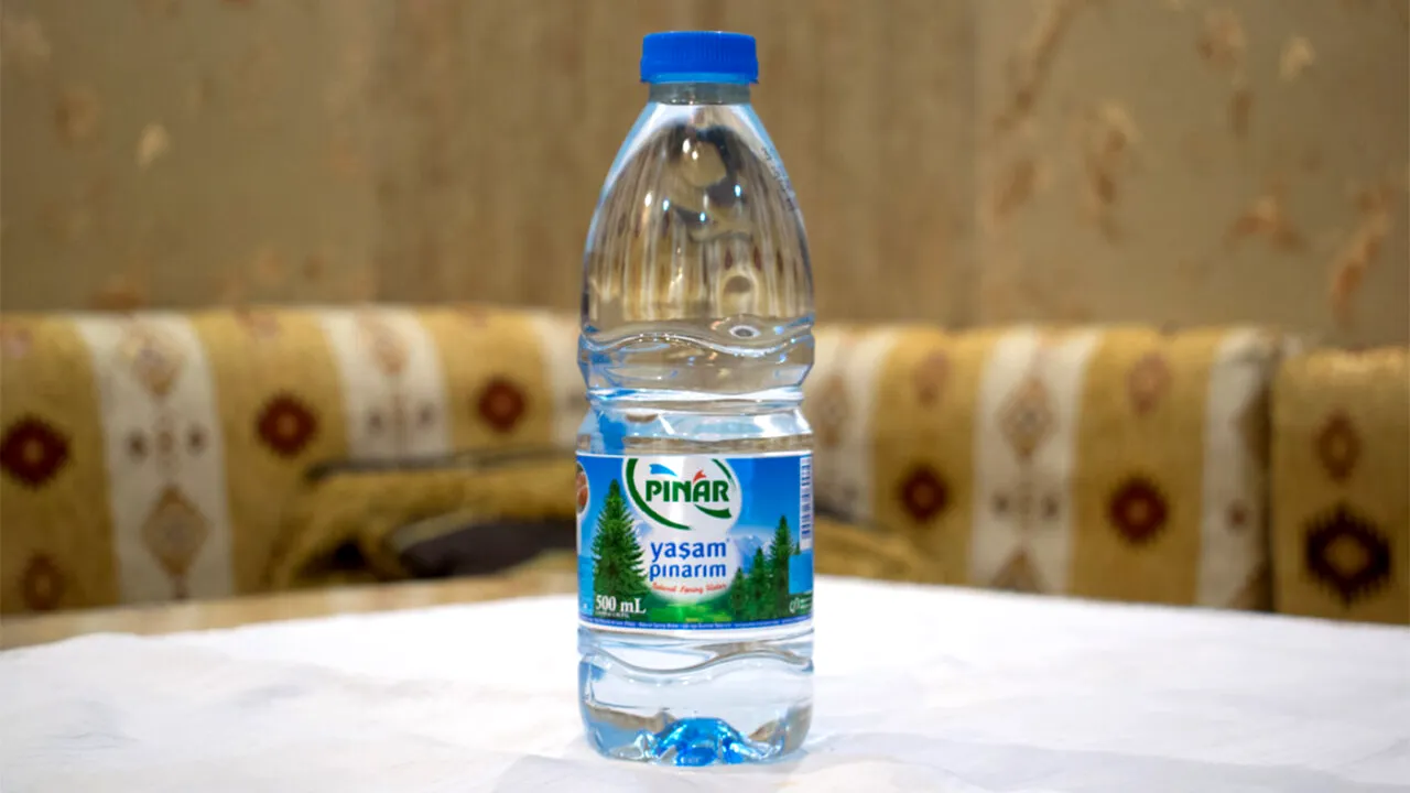 Credeați că la mare e SCUMP?! Câți lei a dat un profesor român pentru o sticlă de apă plată, în Sinaia