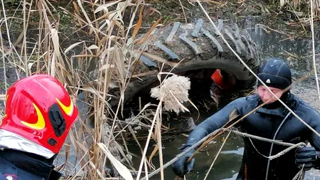 Un bărbat din Tulcea a murit, după ce s-a răsturnat cu tractorul într-un canal cu apă adânc de 2 metri (VIDEO)