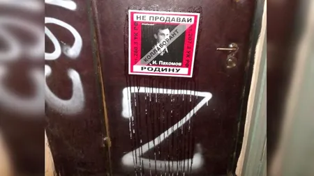 Oponenții lui Putin se trezesc cu litera „Z” pe uși, alături de mesaje de intimidare. Un jurnalist a găsit un cap de porc decapitat pe prag