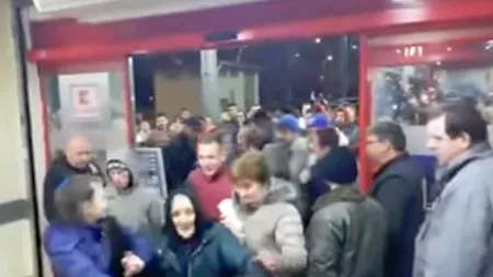 ÎMBULZEALĂ la deschiderea unui supermarket din Baia Mare. S-AU CĂLCAT în picioare pentru CARNE DE PORC