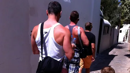 Un caz controversat în România: un cuplu de homosexuali și-a dus fetița la piscina unui hotel de lux din București. Ce s-a întâmplat când „cei doi tați