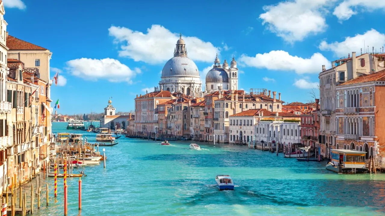 O destinație de vacanță preferată de români ia în calcul taxe de până la 50 de euro pentru turiștii care vizitează orașul o zi