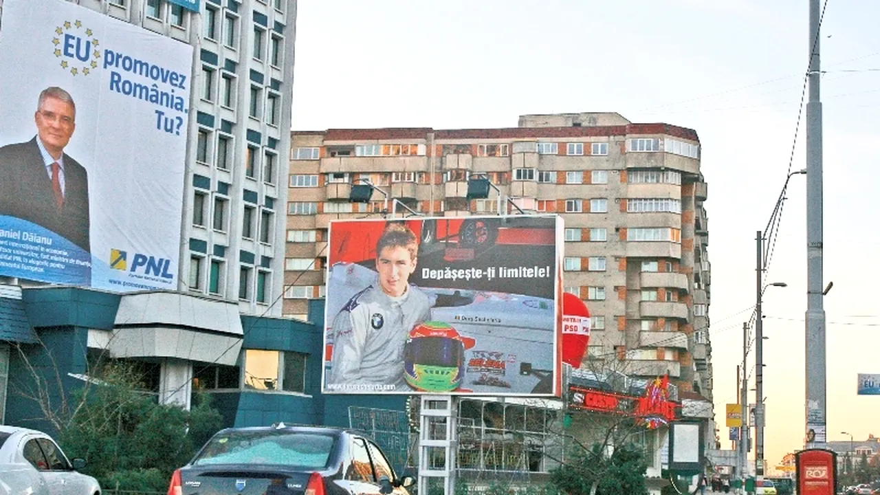 Un tânăr a murit și altul a fost rănit, după ce au intrat cu mașina într-un panou publicitar