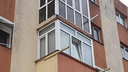 „Când nu ai grup de WhatsApp la asociația blocului...” Ce a decis conducerea unui bloc din Brăila când a dispărut o oglindă din holul imobilului