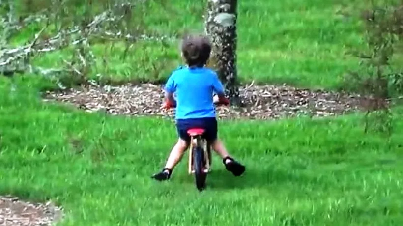 Cum reacționează un tată după ce fiul său intră cu bicicleta într-un copac.VIDEO