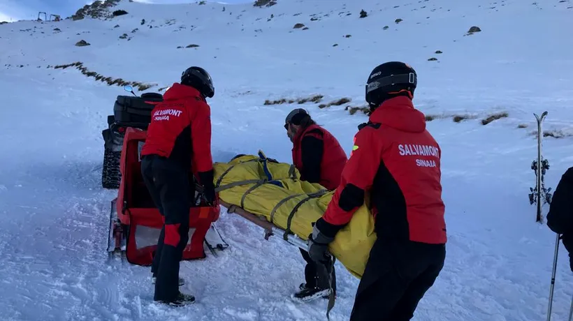 Misiune periculoasă în munți. Salvamontiștii merg pe jos 9 ore pentru a recupera trupul unui turist mort. Elicopterul nu a putut ajunge