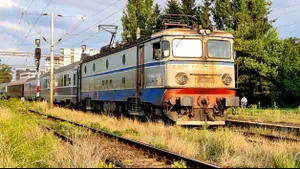 Angajații CFR Călători au 16 tipuri de sporuri. Salariul directorului general este 10.000 de euro pe lună | Pasagerii călătoresc cu „trenurile-saună”
