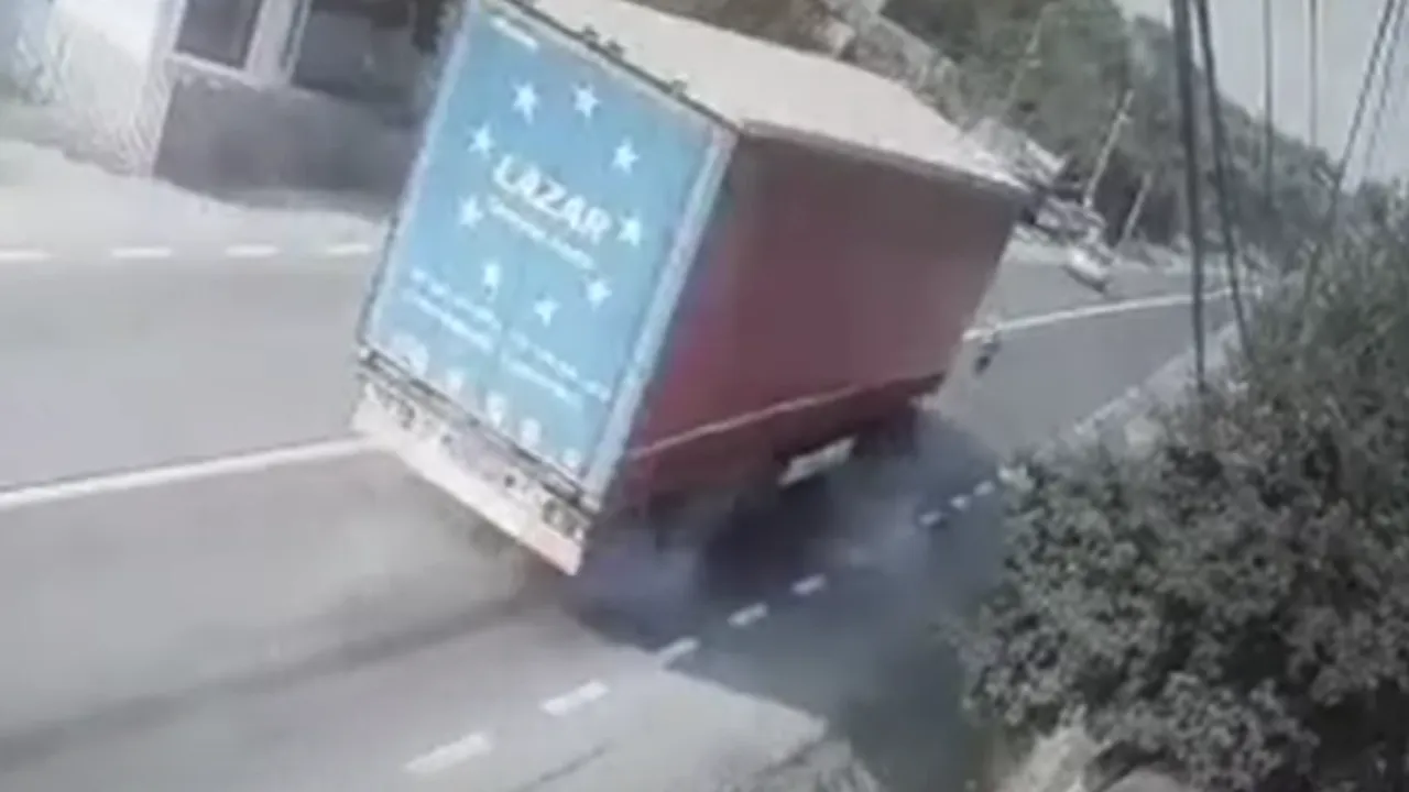 Şoferul camionului care a evitat în ultima clipă o bătrână care a traversat neregulamentar: 