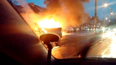 Un autoturism a luat foc în mers pe Bulevardul Barbu Văcărescu din București