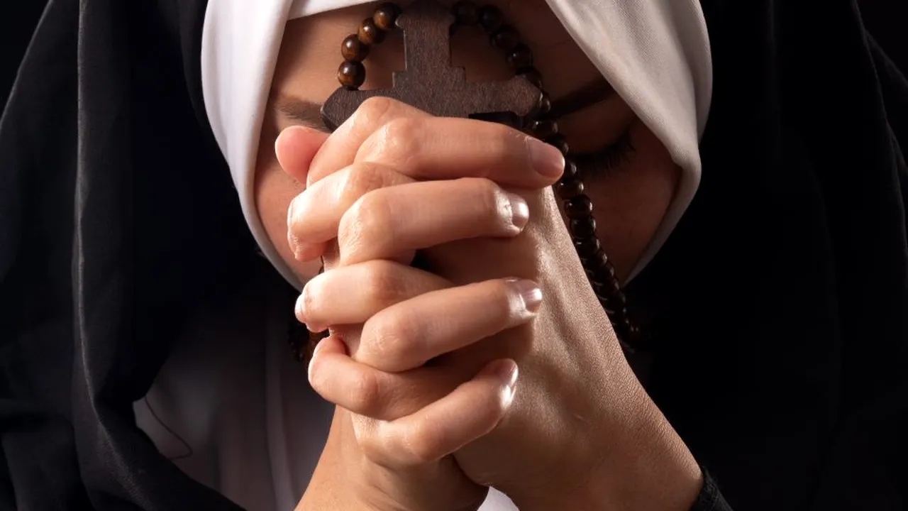 O femeie dată în urmărire națională, prinsă pe o stradă din Bacău. Era deghizată în măicuţă