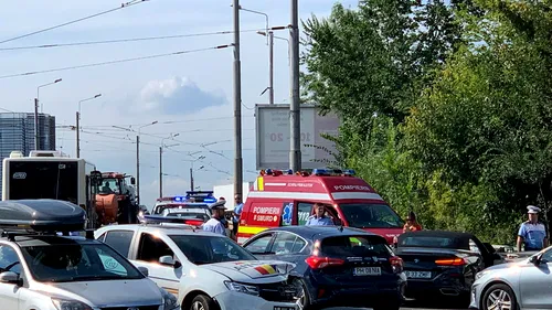 O mașină de poliție a intrat într-un BMW decapotabil la Băneasa. VIDEO & FOTO Exclusiv
