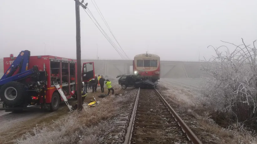 O persoană a murit, iar alta e grav rănită, după ce mașina în care se aflau a fost lovită de un tren în Arad FOTO