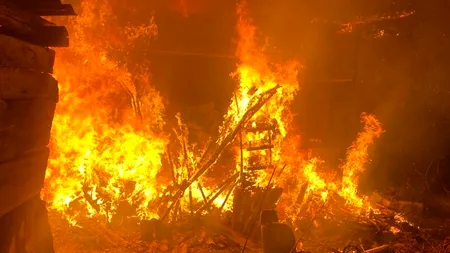 VIDEO | Doi frați din Neamț au murit din cauza unei lumânări care le-a aprins casa