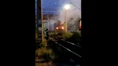 VIDEO | Locomotiva electrică a unui tren de persoane a luat foc în Gara de Sud din Ploiești. Incendiul se manifestă cu flacără deschisă și degajare mare de fum