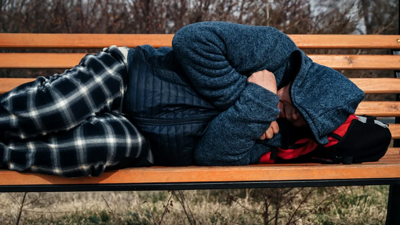 Un om al străzii din Germania a trecut de la agonie la extaz și invers, după ce a primit o MOȘTENIRE mare. S-a îmbătat și a pierdut banii într-o gară