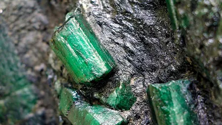 Cum trăiește acum un bărbat care a găsit o rocă din smarald care valorează 300 de milioane de dolari