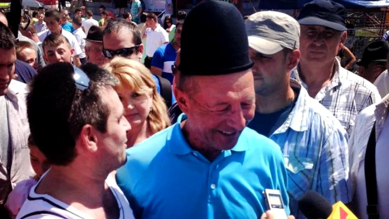 Băsescu ia la pas festivalurile câmpenești. Ultima oprire, la Sibiu, într-o comună USL: 