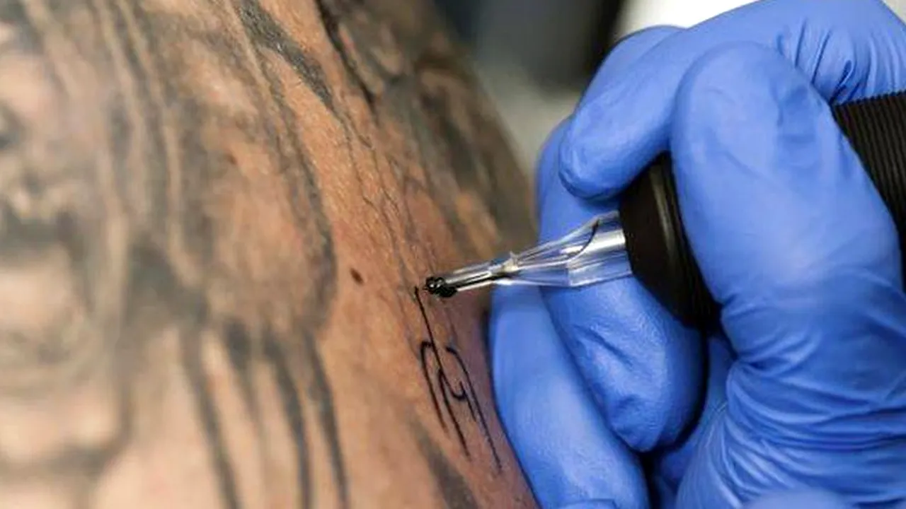 Doi deținuți i-au tăiat mâna unui coleg din cauza unui tatuaj