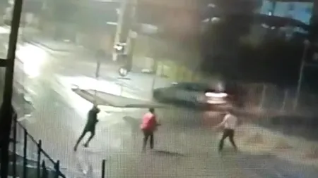 VIDEO | Filmul crimei din Bolintin Vale. Momentul în care șoferul de microbuz este lovit în cap, apoi se prăbușește la pământ, surprins de camerele de supraveghere