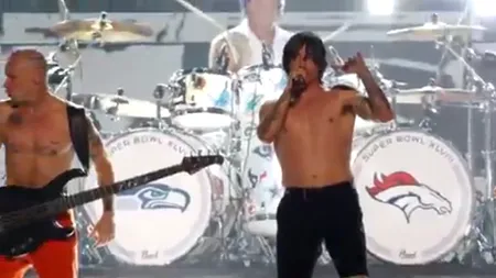 Red Hot Chili Peppers a mimat partea instrumentală din concertul susținut la Super Bowl 2014 - VIDEO