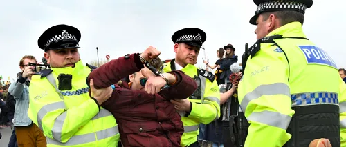 Proteste pentru mediu la Londra. Sute de persoane au fost arestate după ce au blocat mai multe străzi - VIDEO