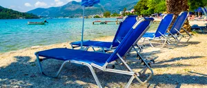 Grecia introduce AMENZI pentru proprietarii de restaurante și baruri care supraaglomerează plaja cu sezlonguri