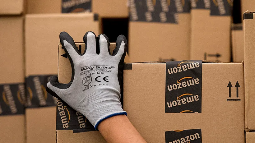 Acuzații la adresa Amazon: Ambulanțele au fost chemate în depozitele companiei, după ce mai mulți angajați extenuați au leșinat

