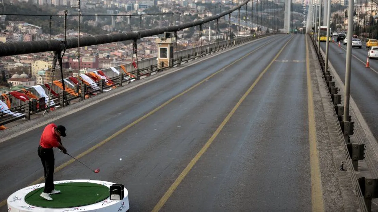 VIDEO: Tiger Woods a trimis o minge de golf de pe un continent pe altul