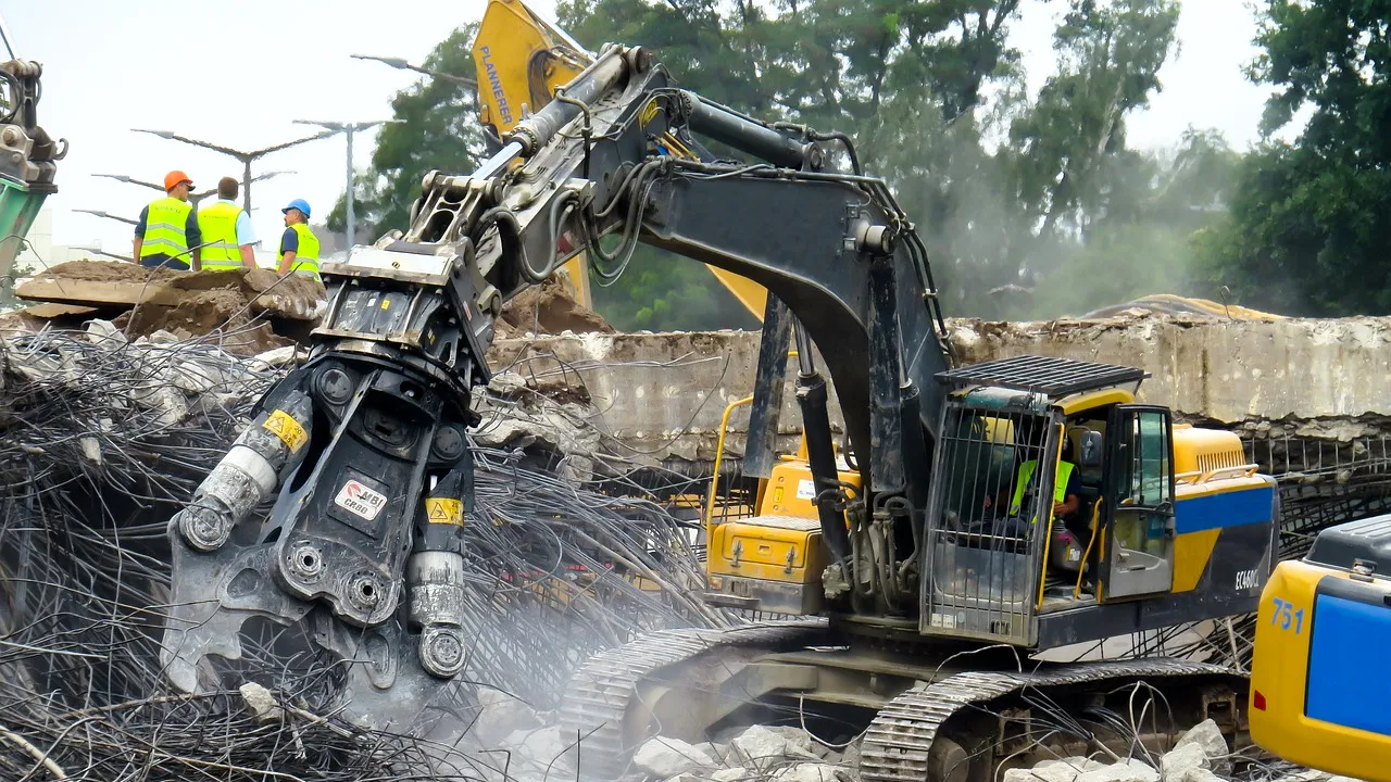 Primăria Cluj-Napoca demolează casele construite ilegal. Cine „pune mâna” pe contract?
