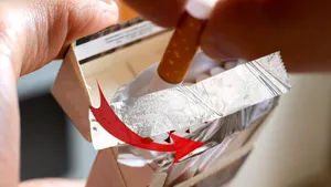 Detaliul pe care puțini îl știu. Care este rolul foliei de aluminiu din pachetele de țigări, de fapt