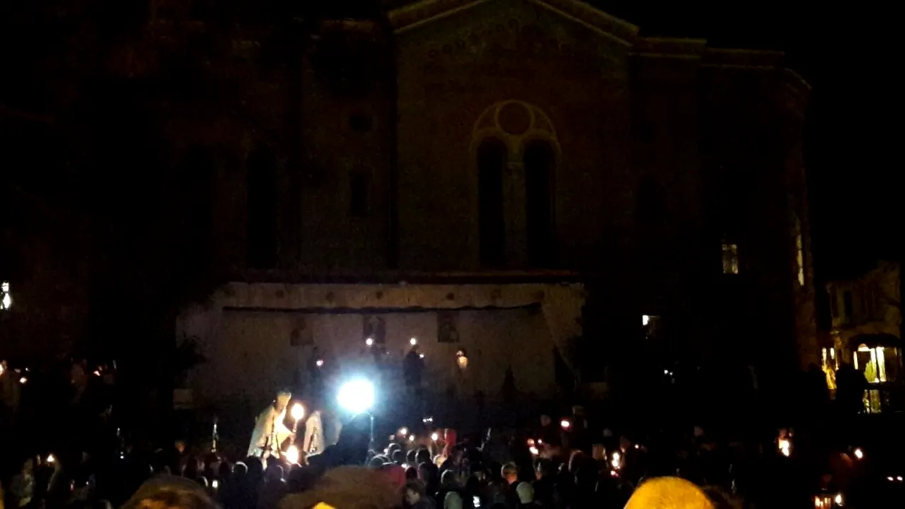 Mii de oameni au participat la slujba de Înviere de la malul mării