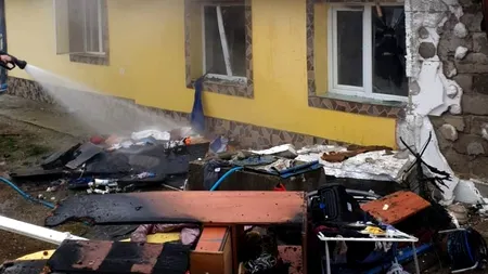 FOTO-VIDEO. Explozie într-o locuință din Argeș. Un tânăr a suferit arsuri pe o suprafață mare din corp