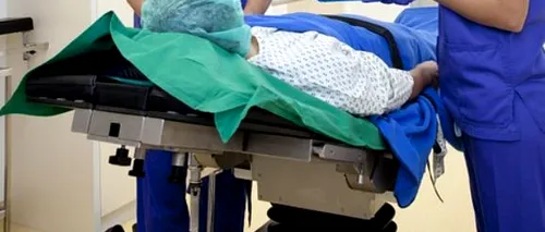 REVOLTĂTOR. Un pacient diagnosticat cu coronavirus, din București, își scoate masca și îi scuipă pe medicii care îl tratează