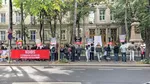 Protest al păgubiților Nordis în față la DNA. Ei susțin că procurorii ar cerceta lent plângerile lor împotriva acțiunilor companiei